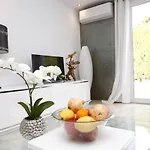 R02 Luxury Apartment In Villa With Pool And Garden